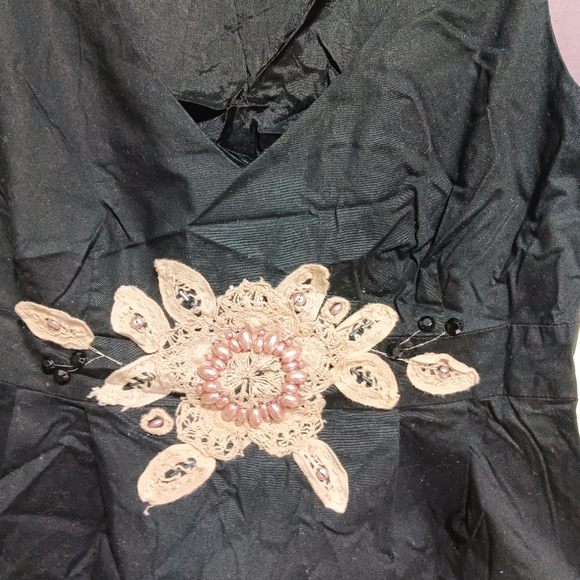 Ladies black, no sleeve design on stomach.small - Picture 3 of 5